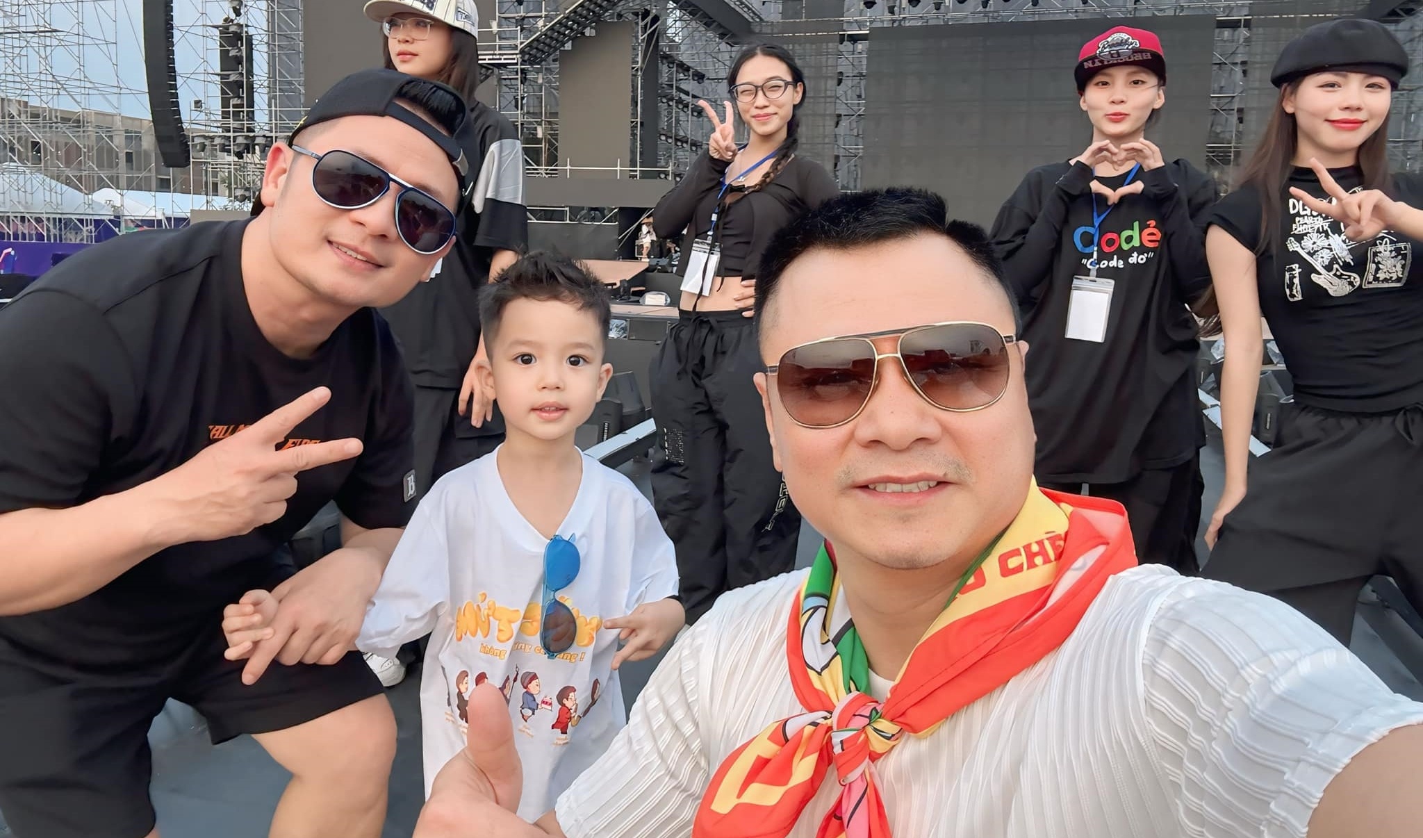 Bang Kieu dua con trai di tap concert hinh anh