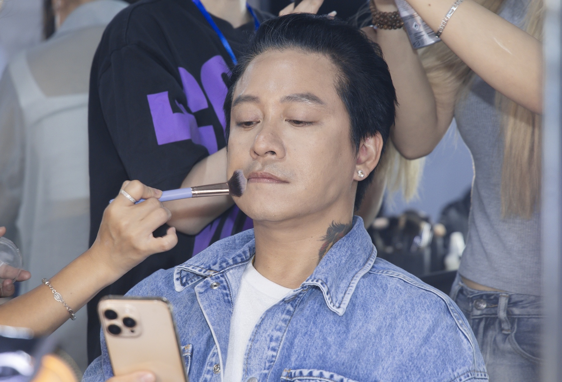 Anh hau truong cua Tuan Hung, Binz hinh anh