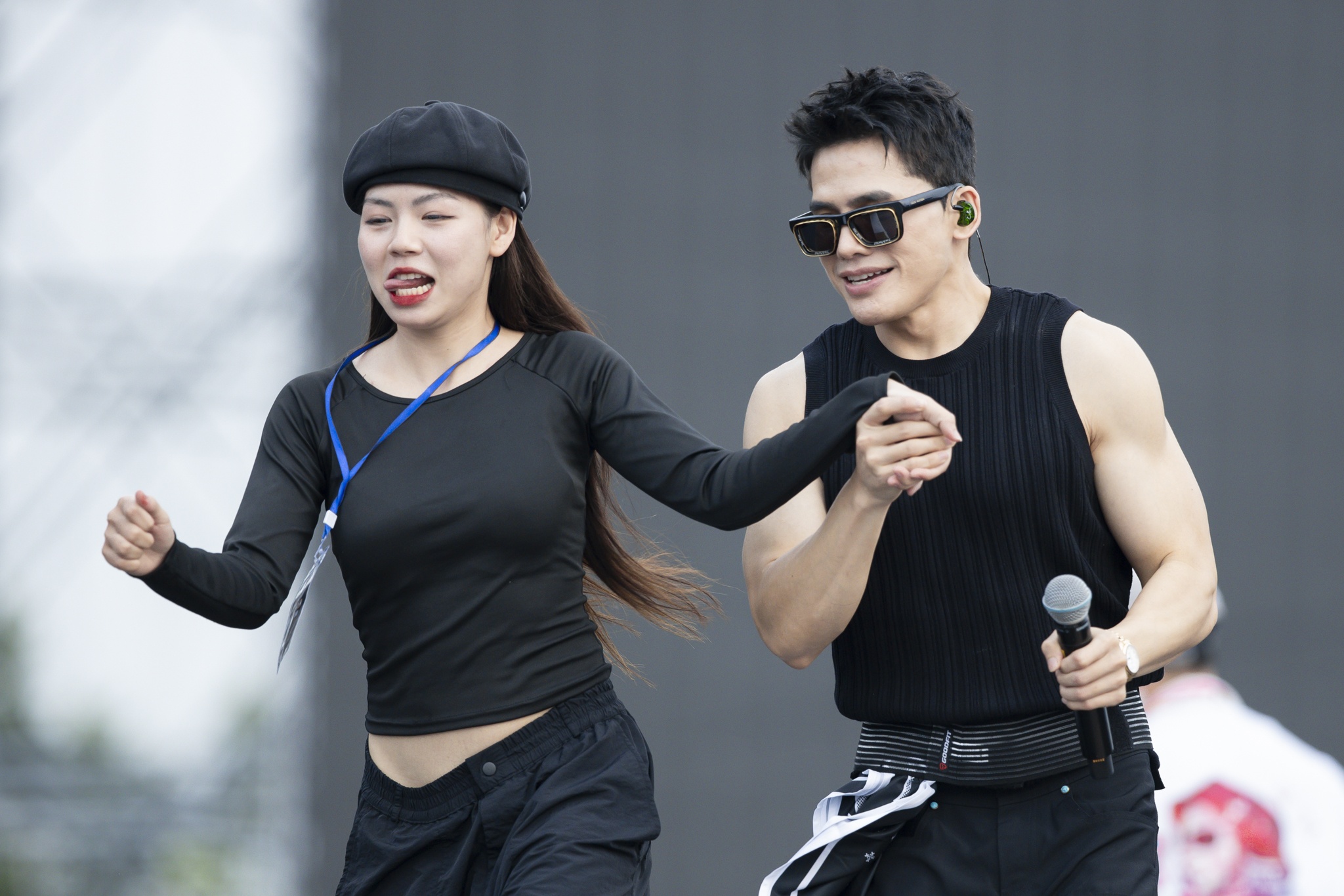 Tu Long va dan anh tai mac ao ba lo, quan short tong duyet hinh anh