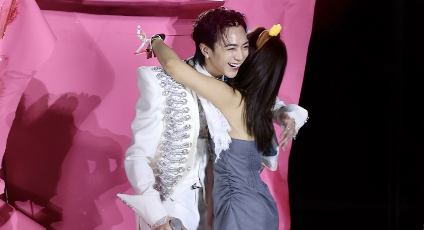 Fan nu om Soobin o concert xin loi hinh anh