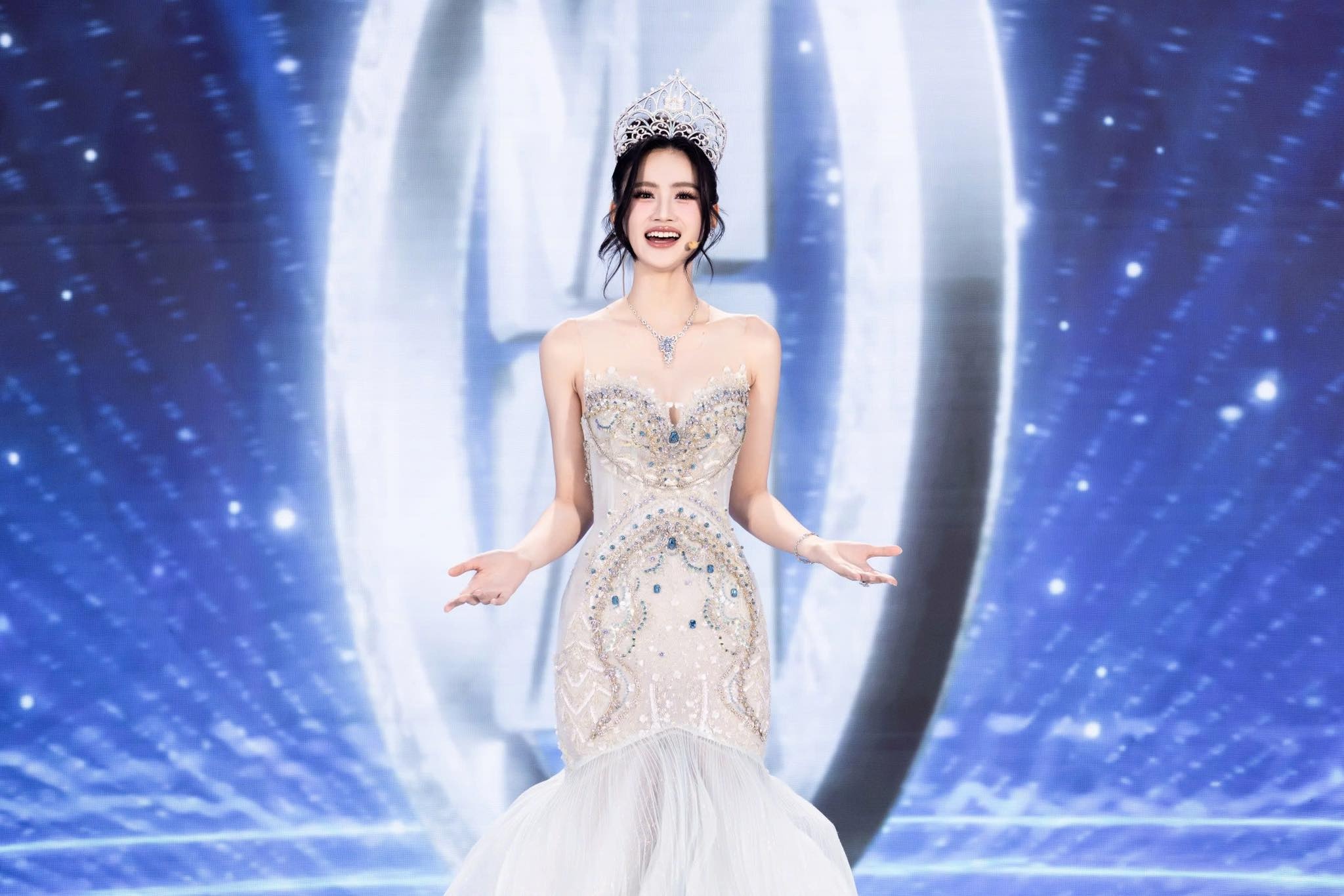 y nhi,  hoa hau y nhi anh 1