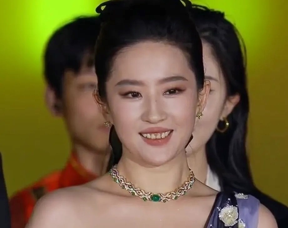 Anh chua chinh sua cua Luu Diec Phi hinh anh