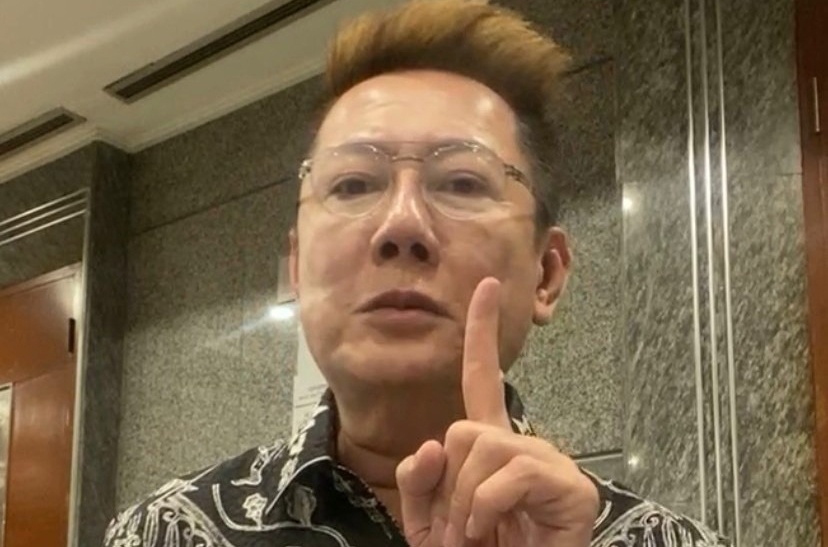 Ong Nawat cam cua mot a hau hinh anh