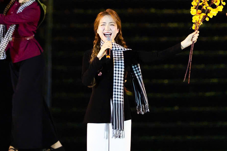 1.000 nghe si cung van khan gia hoa chung 'Mua xuan thong nhat' hinh anh