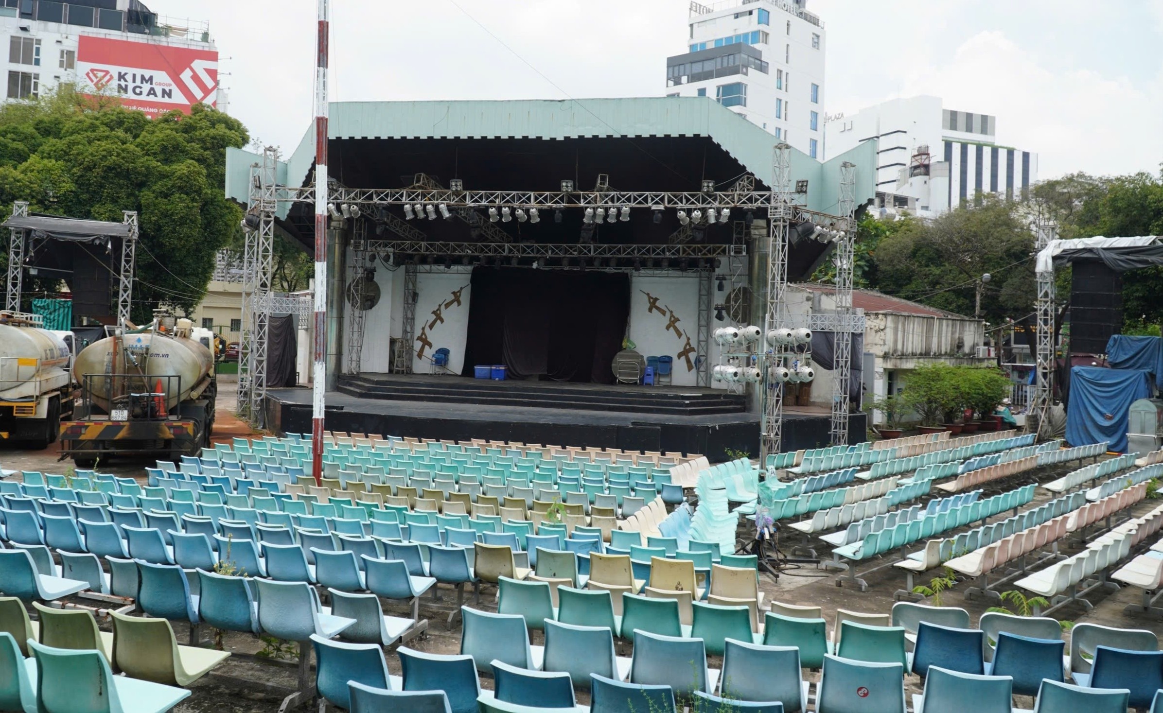 Hien trang xuong cap cua san khau Lan Anh, Trong Dong vua dong cua hinh anh