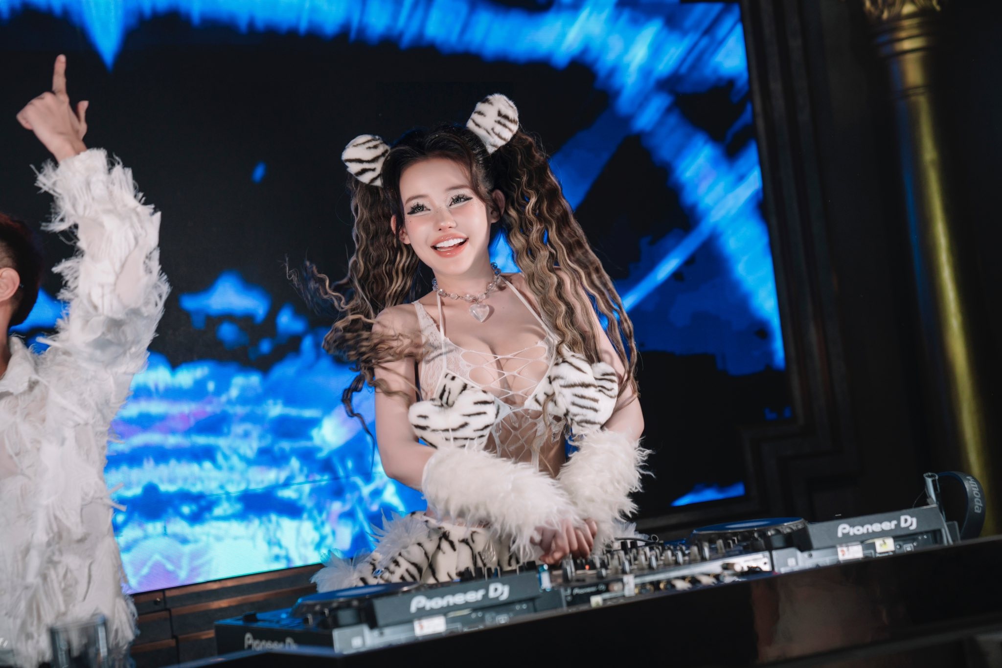 DJ Ngân 98 bị kiểm tra sản phẩm giảm cân nghi chứa chất cấm