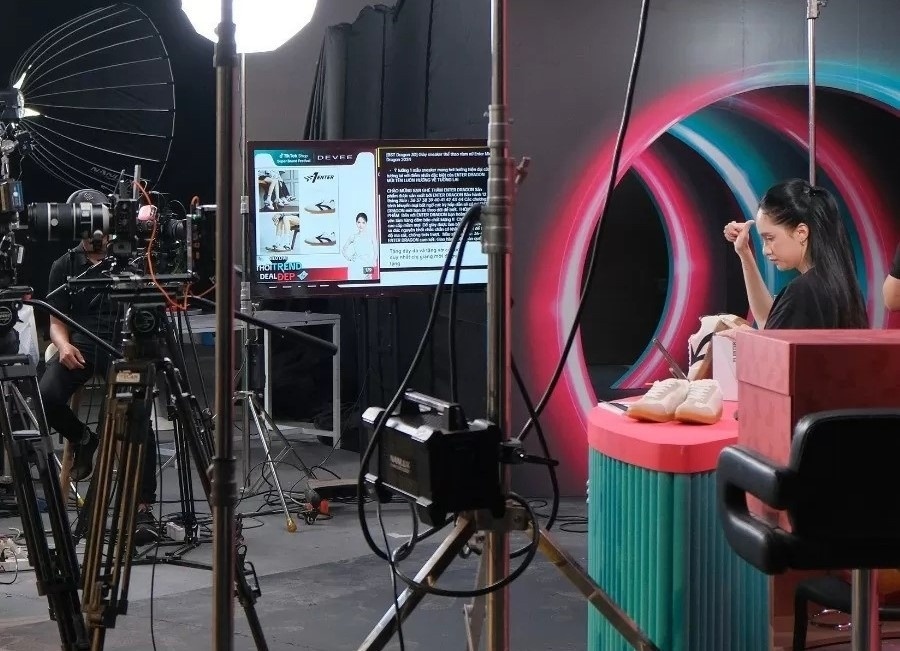 Những 'cỗ máy' livestream bán hàng của showbiz Việt đóng băng