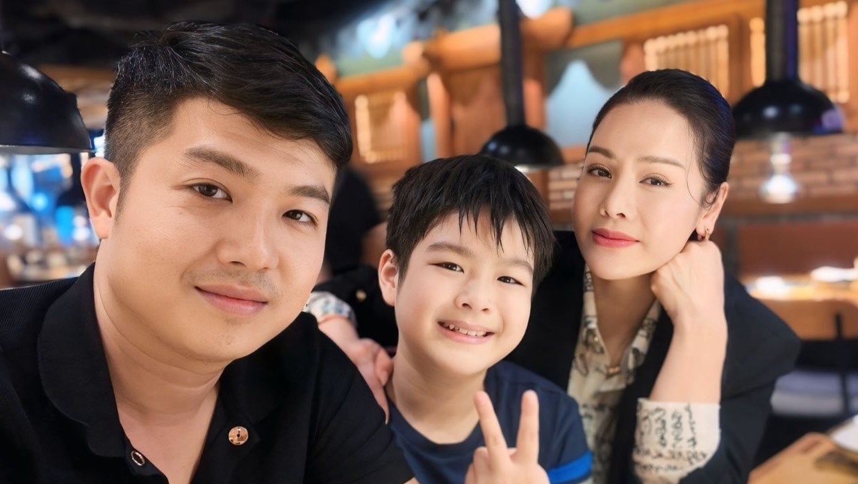 Nhat Kim Anh va chong cu dua con trai di choi hinh anh