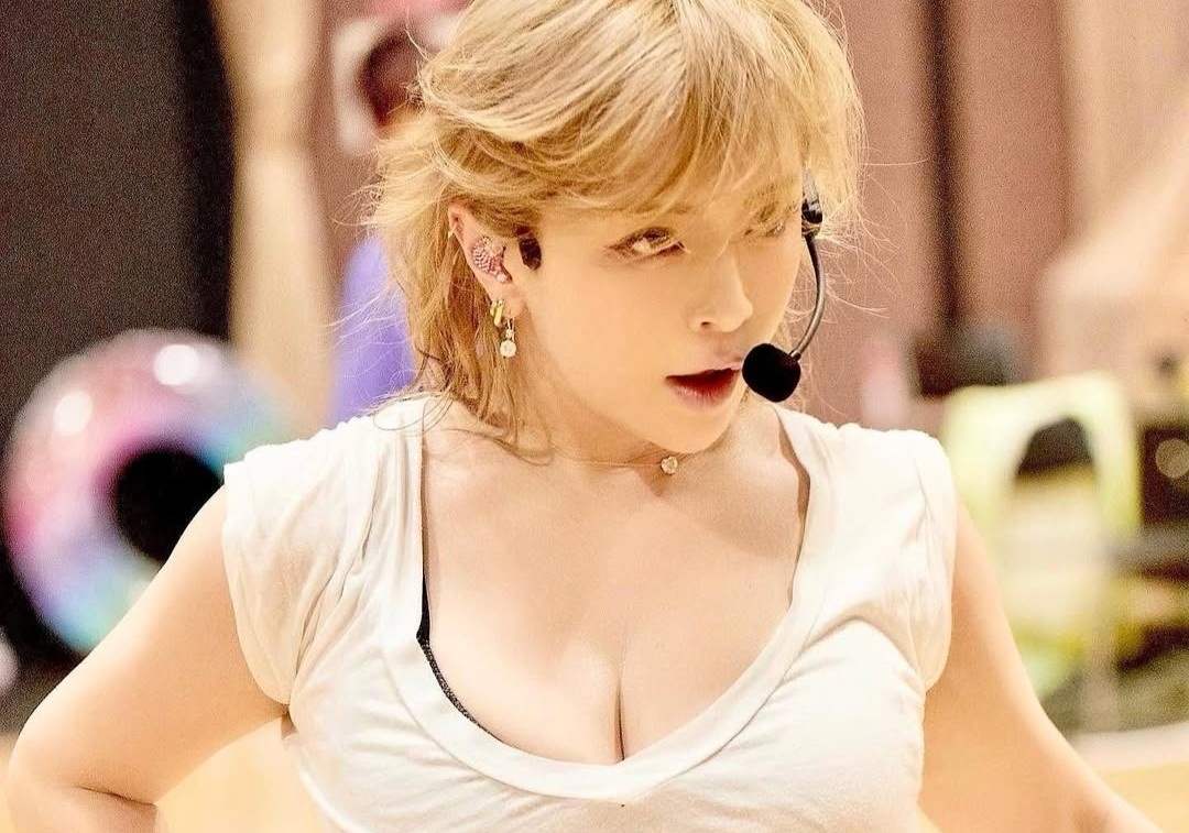 Ve ngoai cua ca si Nhat bi don co con voi Elon Musk hinh anh