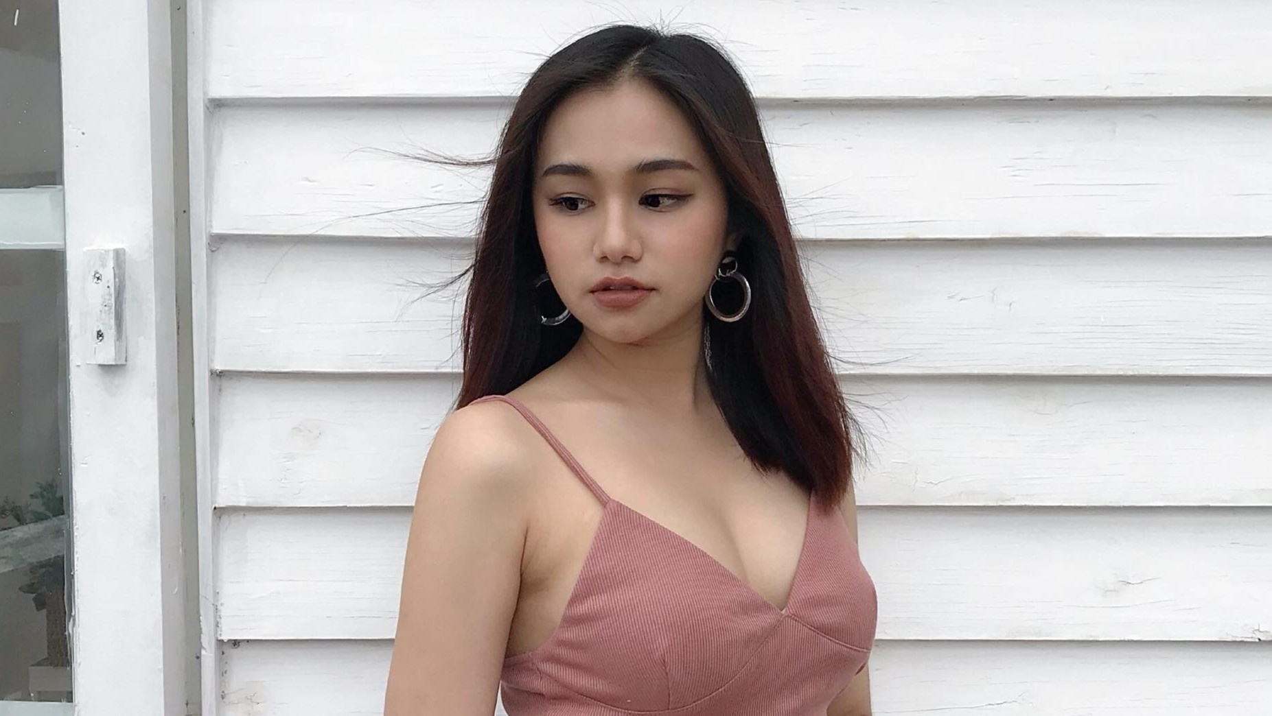 Tran Thanh, Hong Van ung ho tien giup Ngan Hoa chua suy than hinh anh