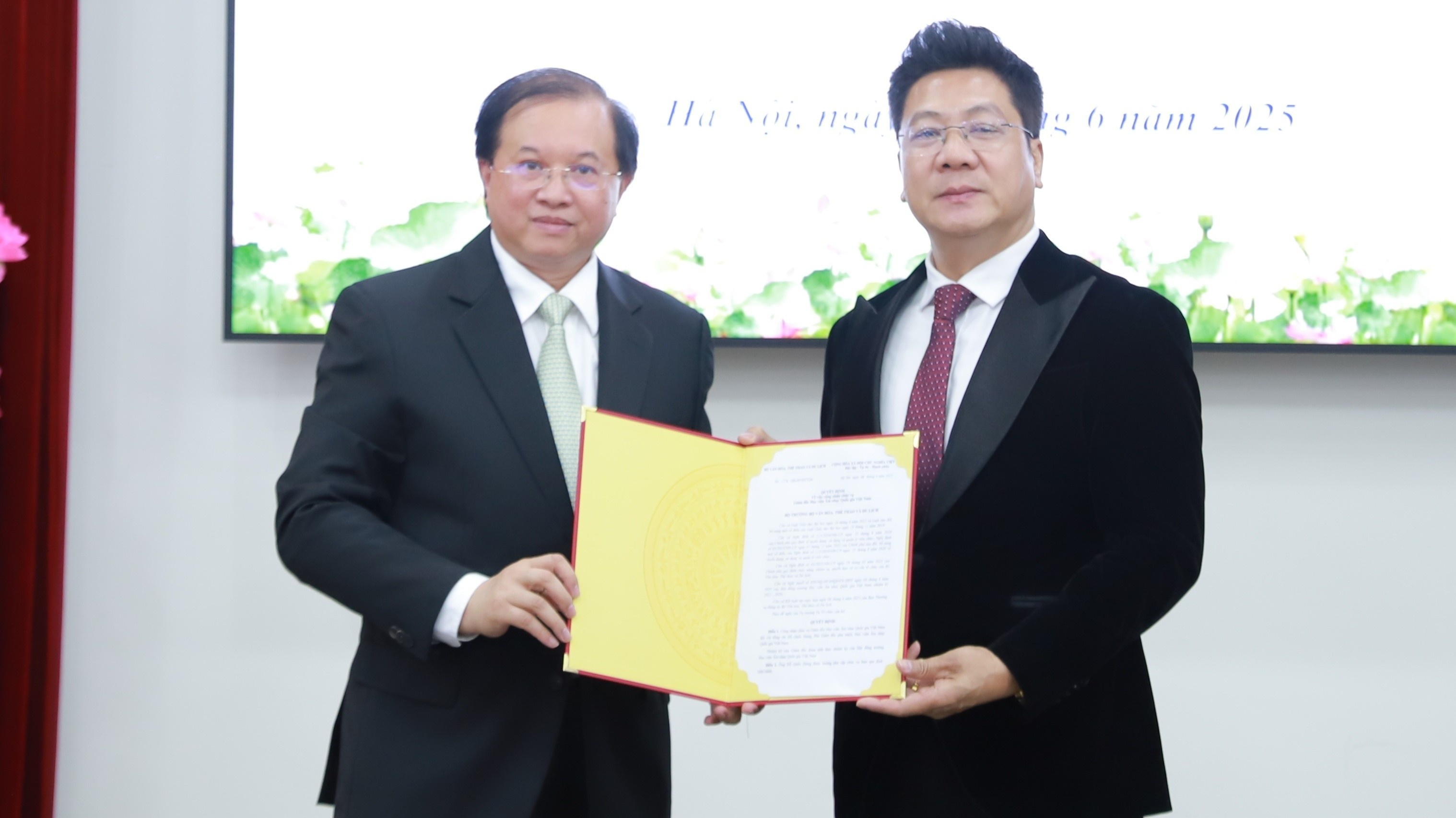 NSND Quoc Hung lam Giam doc Hoc vien Am nhac Quoc gia Viet Nam hinh anh