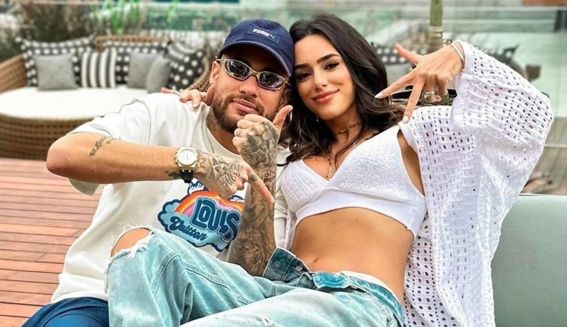 Ban gai noi da ket hon voi Neymar hinh anh