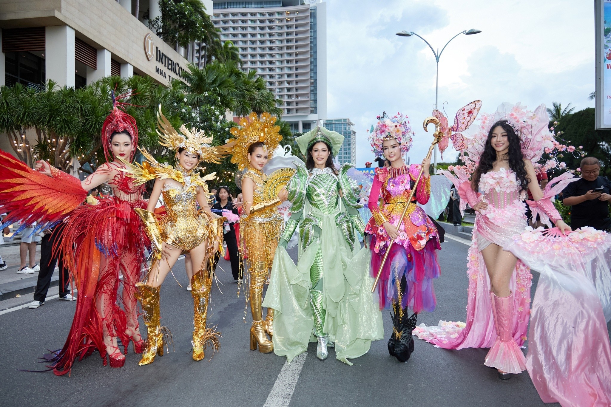 hoa hau viet nam,  hoa hau hoan vu,  miss cosmo anh 2