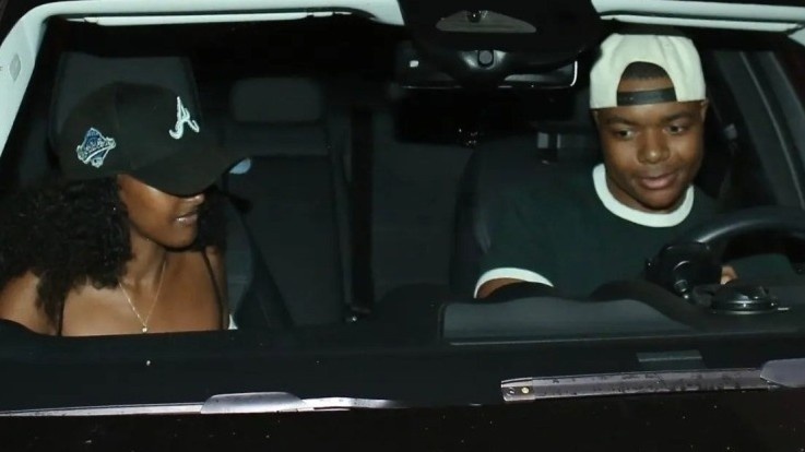 Con gai 20 tuoi cua Angelina Jolie dinh hon? hinh anh