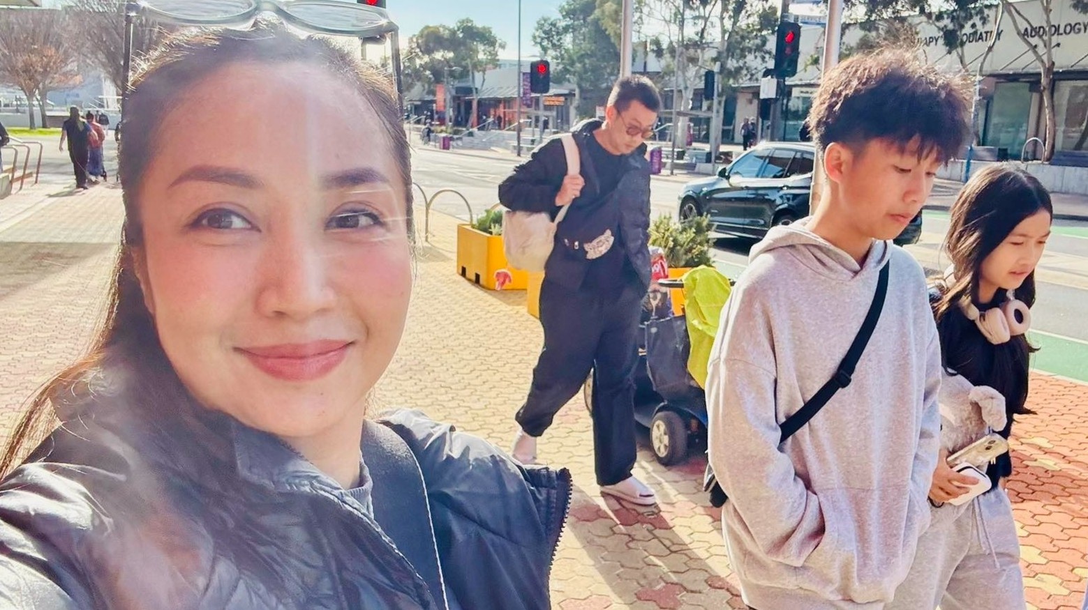 Oc Thanh Van dua cac con sang Australia hinh anh