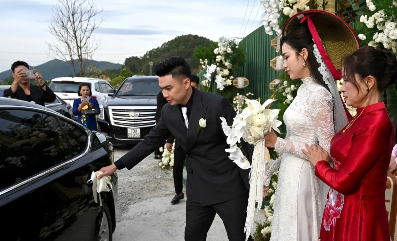 Dan xe trong le cuoi Do Thi Ha va doanh nhan Nguyen Viet Vuong hinh anh