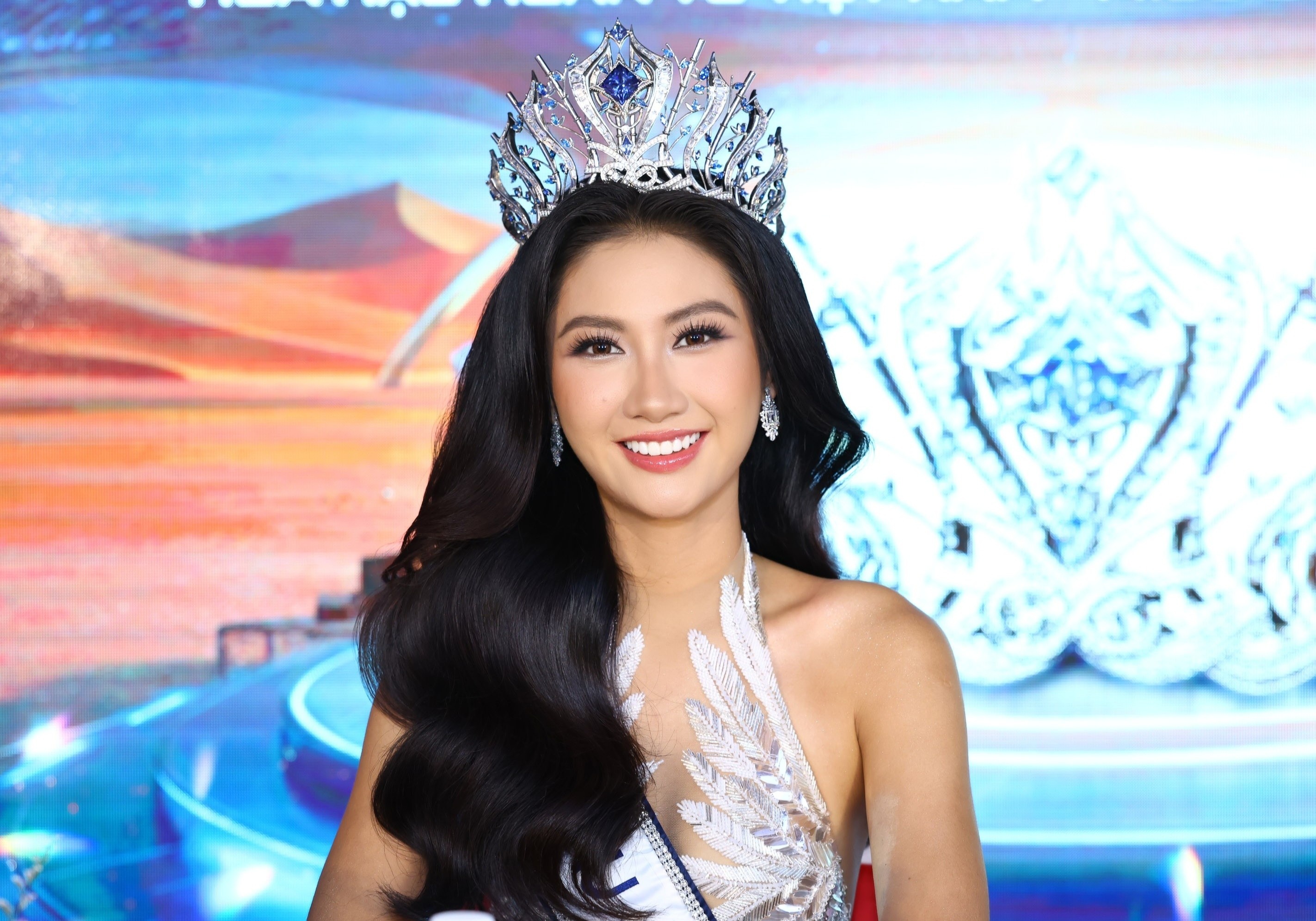 Hoa hau Hoan vu Phuong Linh noi ve hinh xam gay tranh cai hinh anh