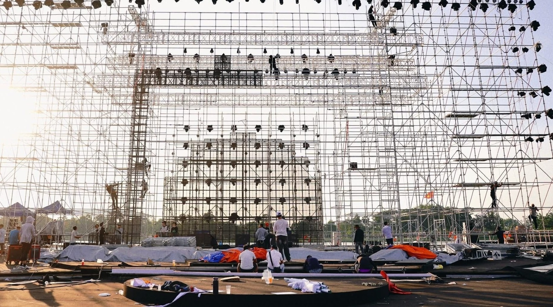 Hien trang san khau Hoa hau Viet Nam sau khi thao do hinh anh