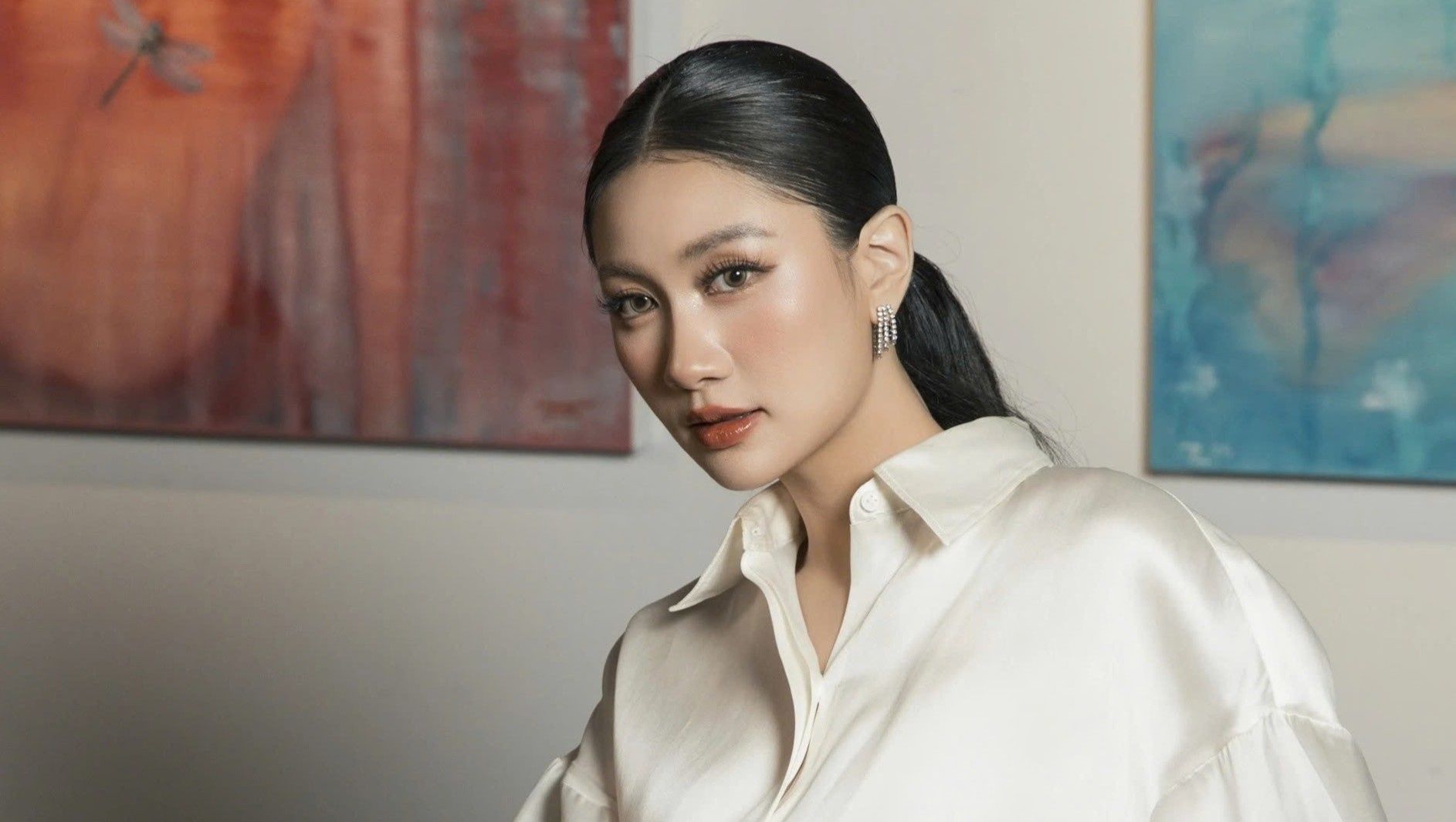 Hoa hau Phuong Linh muon hen ho ban trai o phong tranh hinh anh