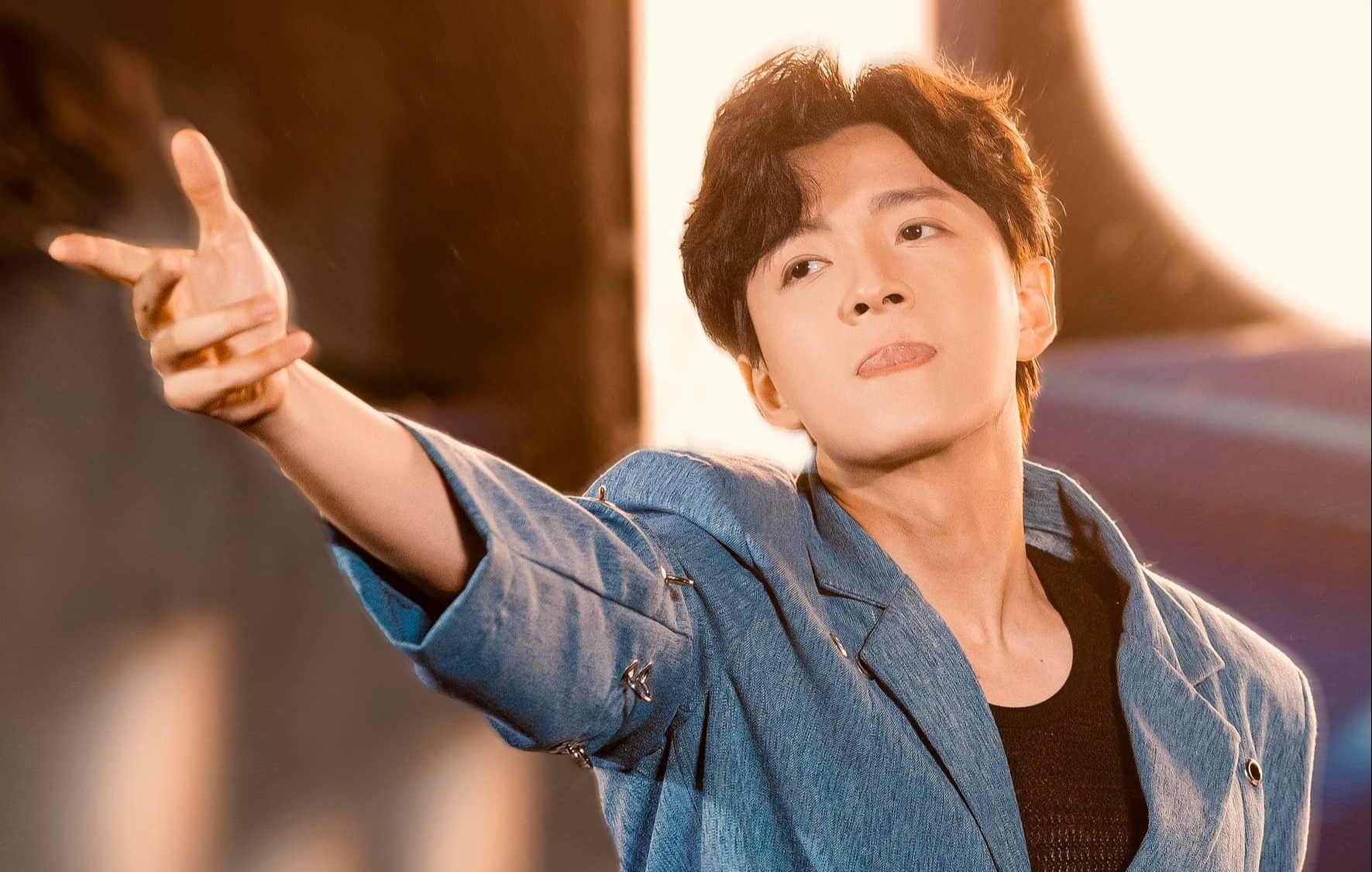 Ngo Kien Huy bi chan thuong, phai ngoi xe lan hinh anh