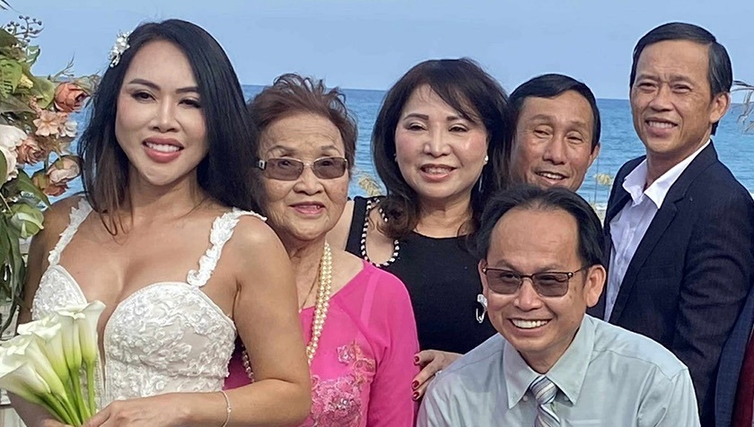 Hoai Linh du cuoi em gai ca si o My hinh anh