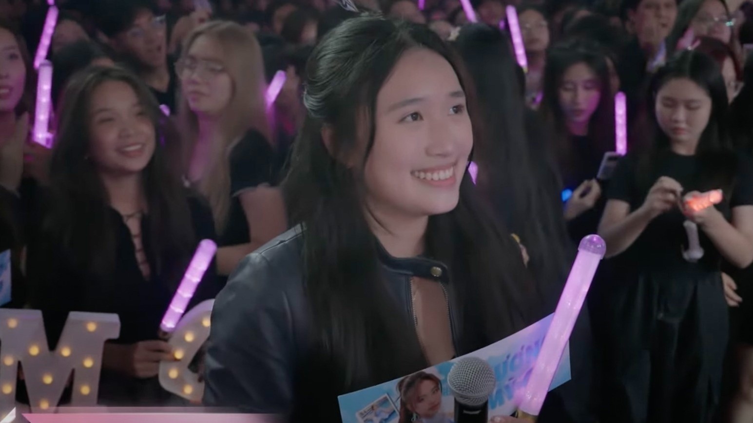 Jenny Huynh bat ngo xuat hien o Em xinh hinh anh