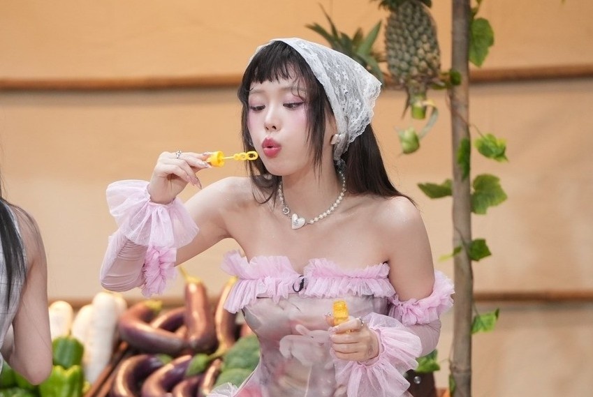 Em xinh cang le the, cac 'ong lon' cang huong loi hinh anh