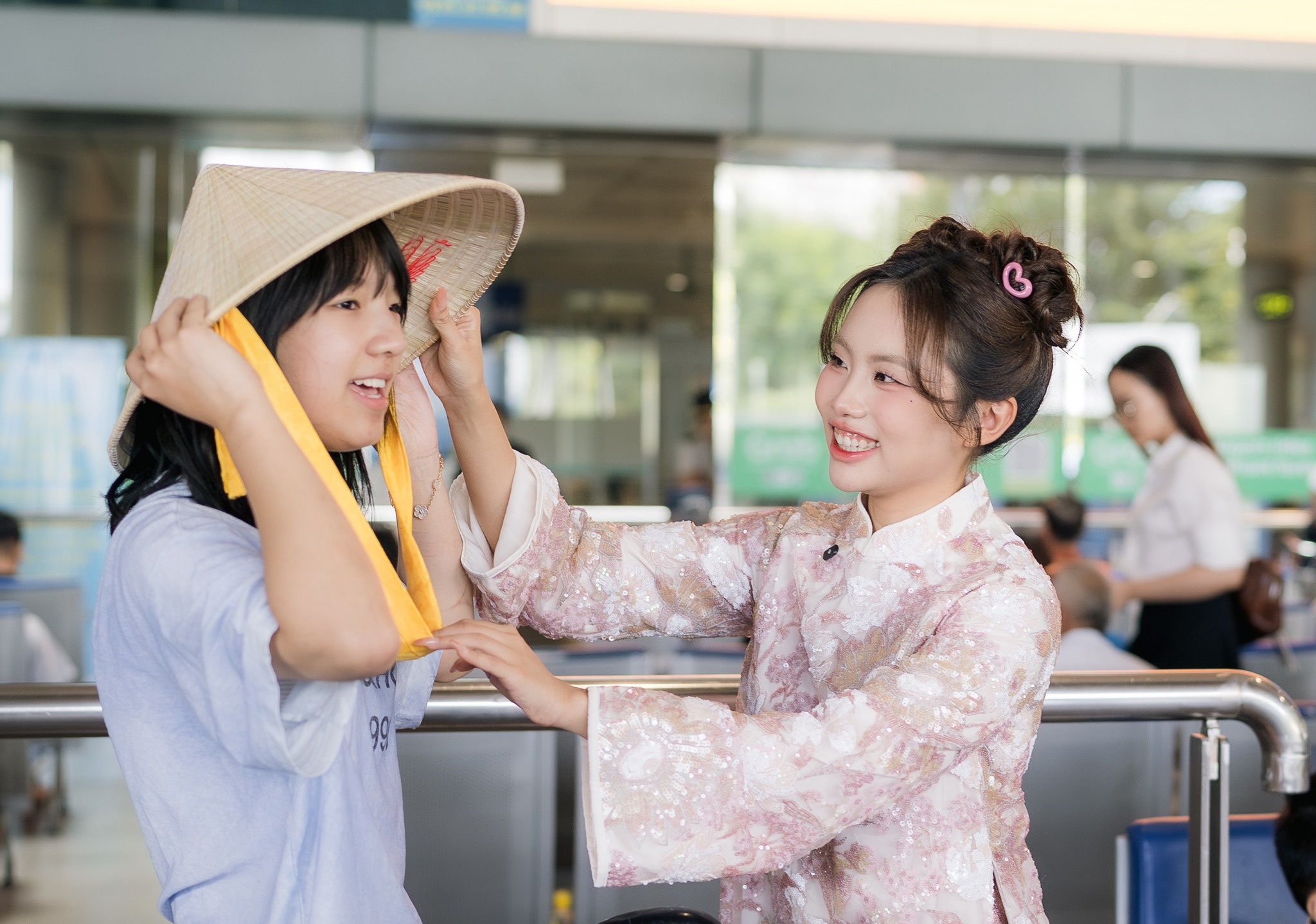 Phương Mỹ Chi đón Khả Lâu đến TP.HCM. Ảnh: FBNV.