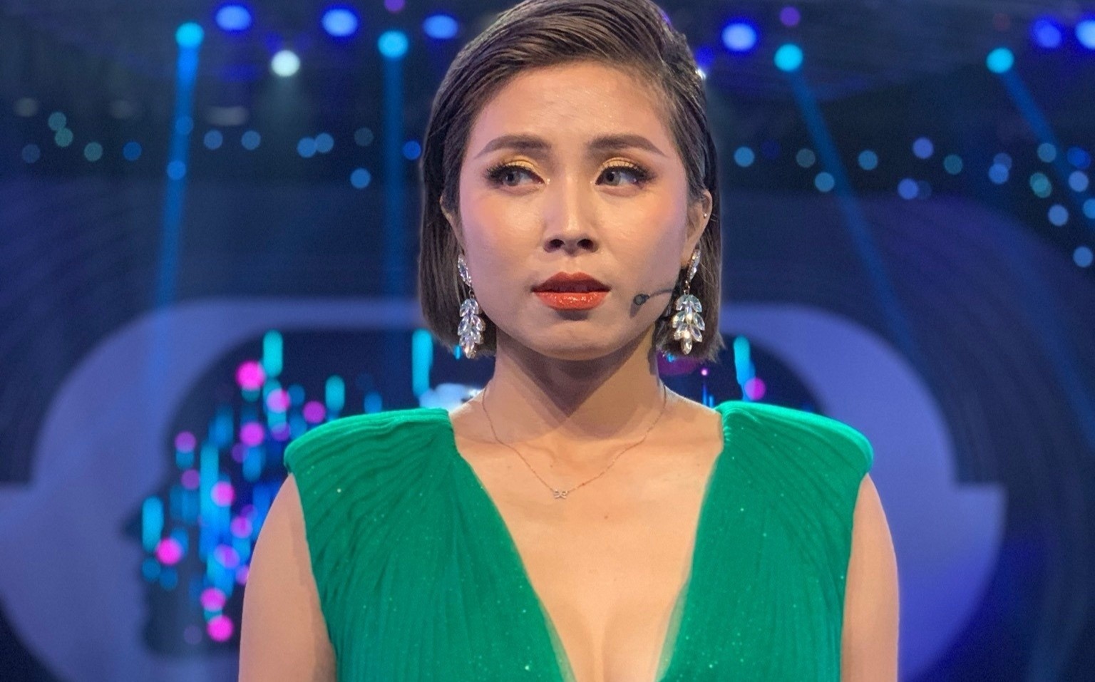 MC Hoang Linh xin loi hinh anh