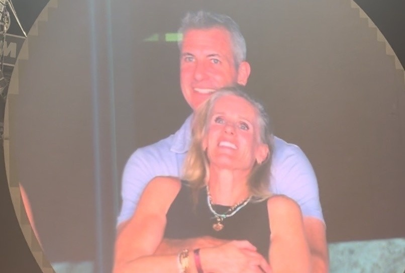 Chris Martin nhac nho fan sau vu CEO bi bat qua tang ngoai tinh hinh anh