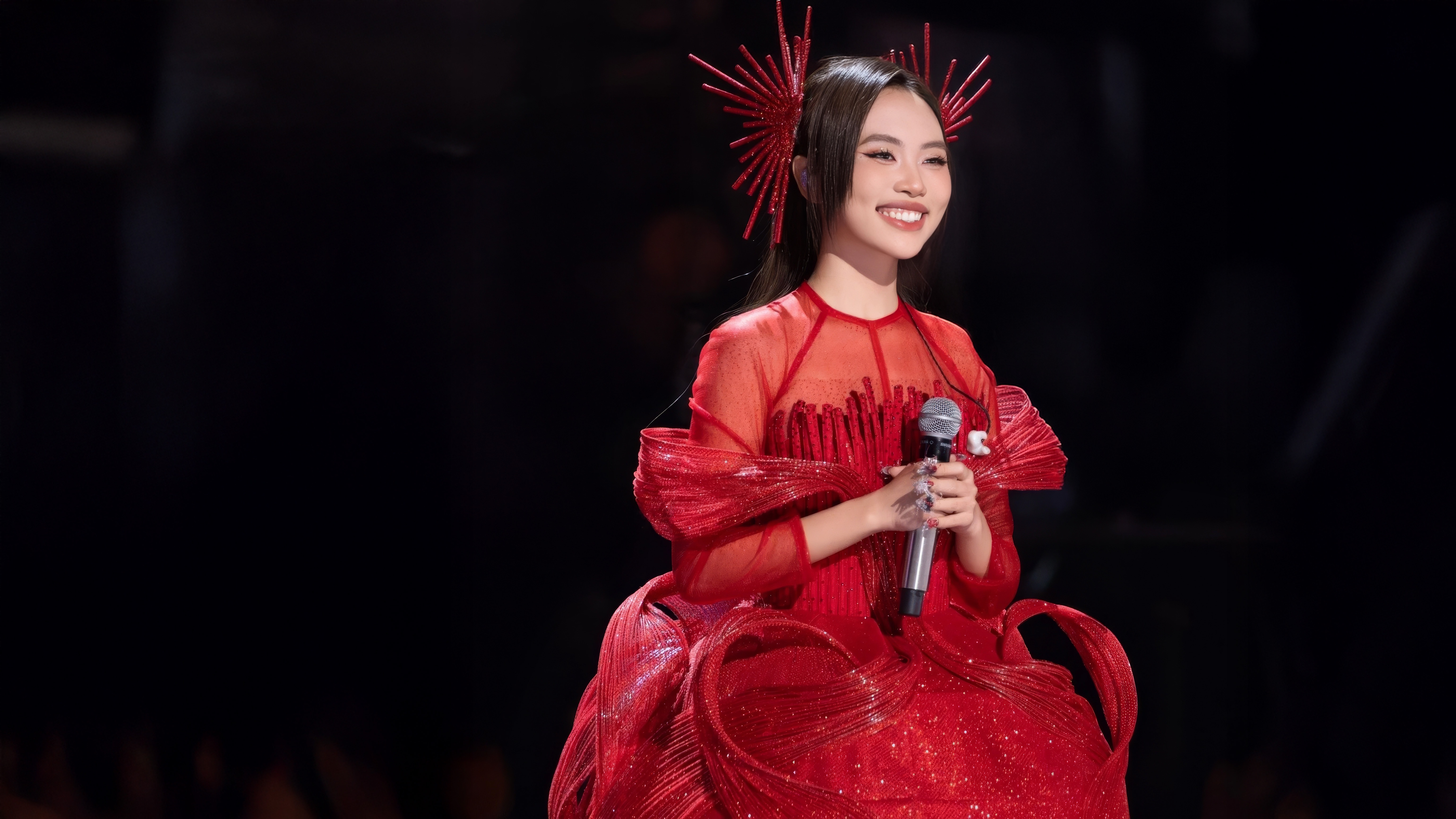 phuong my chi, sing asia, giong hat Viet nhi anh 1