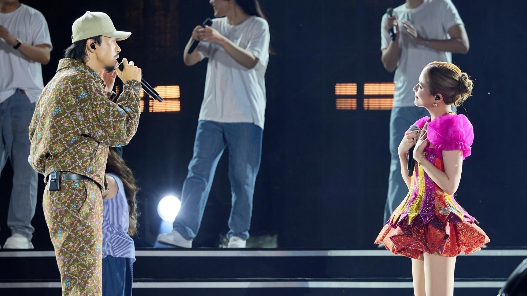 Hoang Thuy Linh va Den Vau khong con giau giem hinh anh