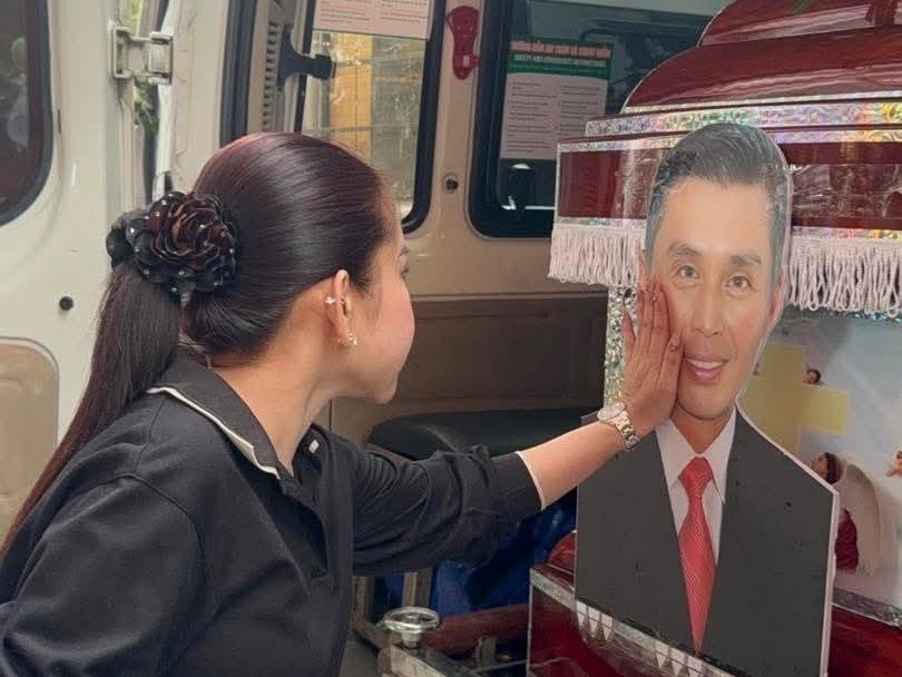 Vo Bac Hai khoc ngat ben linh cuu cua chong hinh anh