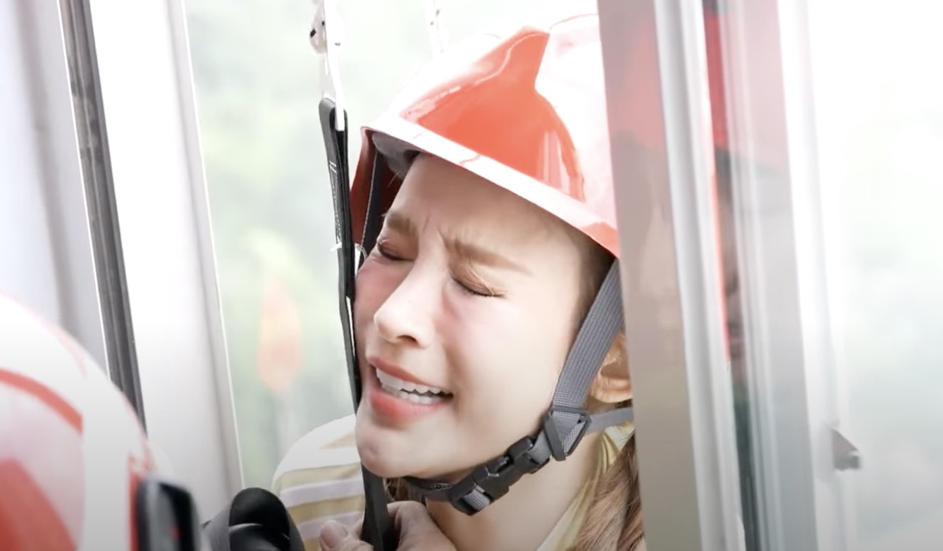 Huyen Baby hoang loan khi du day tu do cao 30 m hinh anh