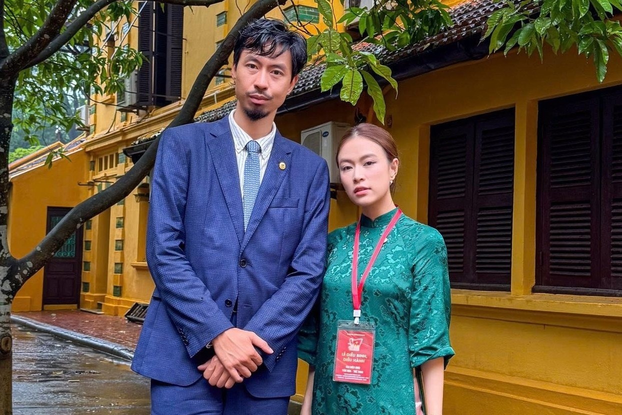 Hinh anh hau truong Hoang Thuy Linh ben Den Vau hinh anh