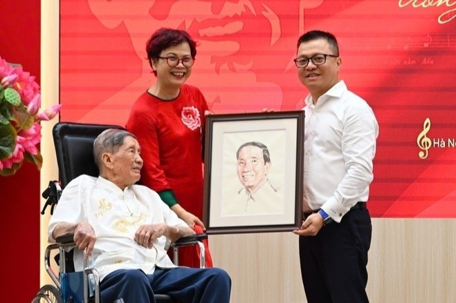 Nhac si Pham Tuyen trao tang ca khuc 'Nhu co Bac trong ngay dai thang' hinh anh