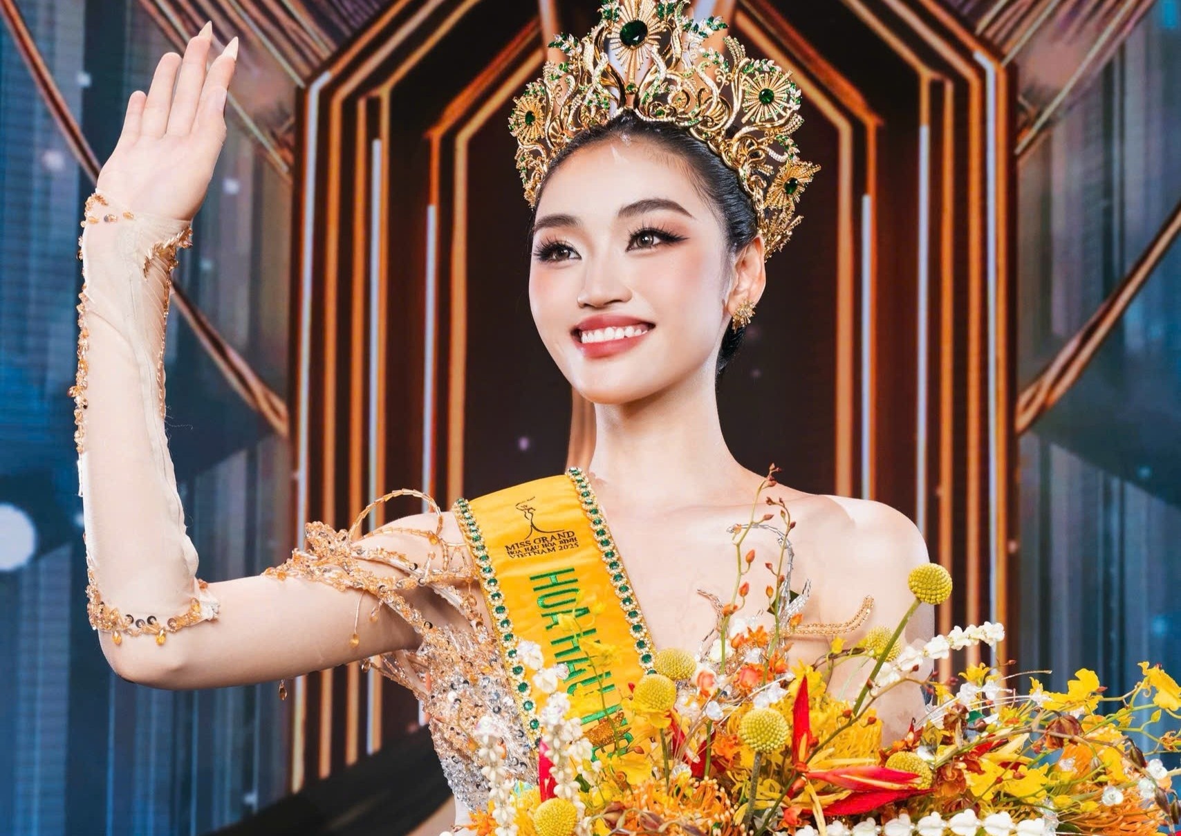 Yen Nhi dang quang Miss Grand Vietnam 2025 hinh anh