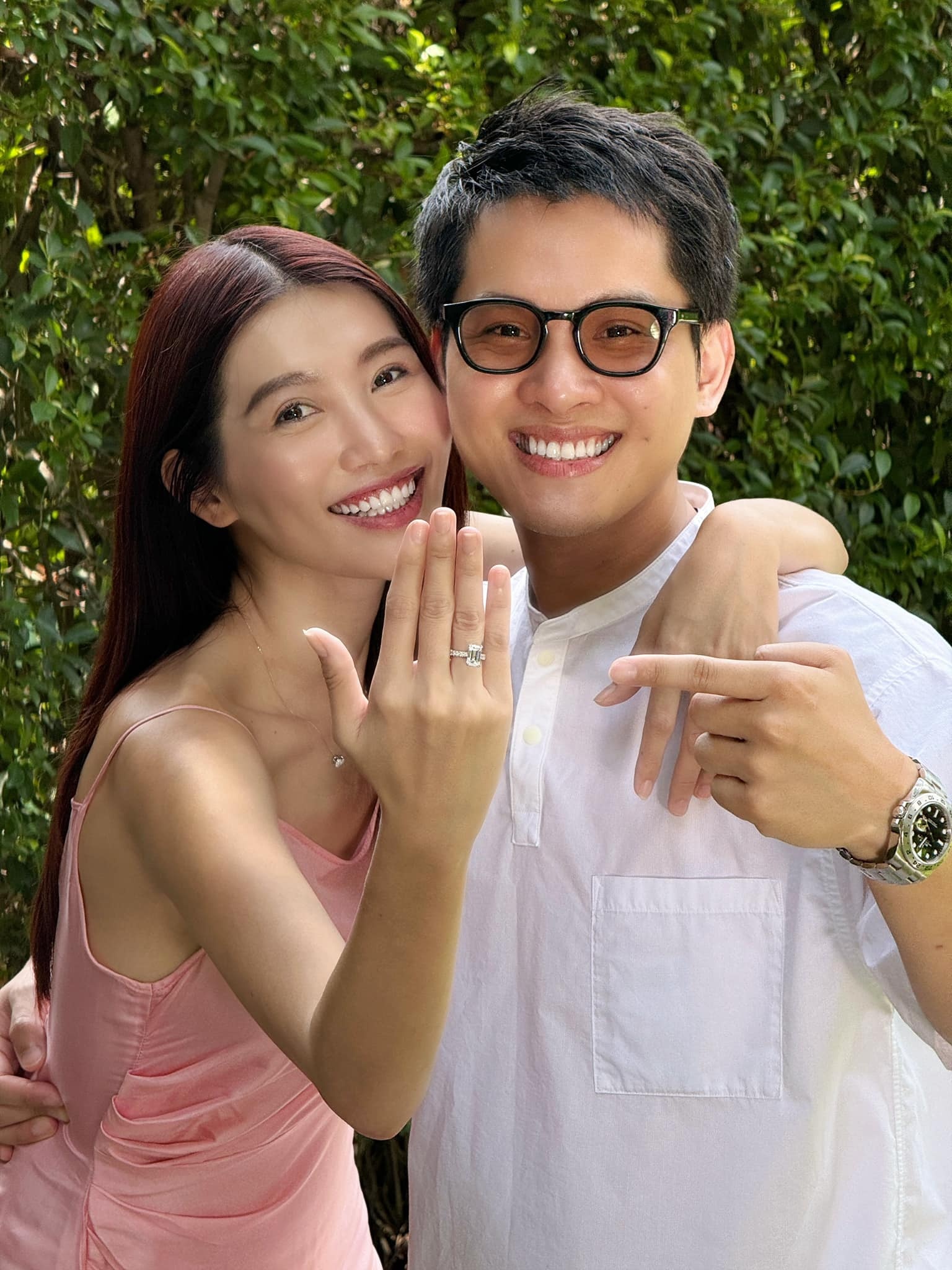 Chế Nguyễn Quỳnh Châu đính hôn doanh nhân sau hơn một năm giữ kín