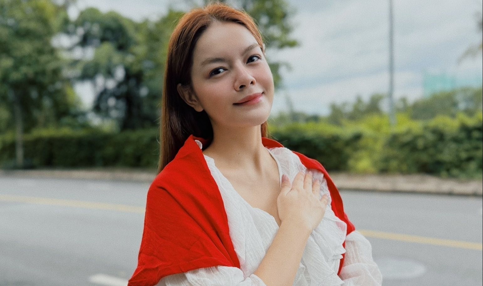 Sao Viet gop tien, giup do ba con chiu anh huong bao Bualoi hinh anh