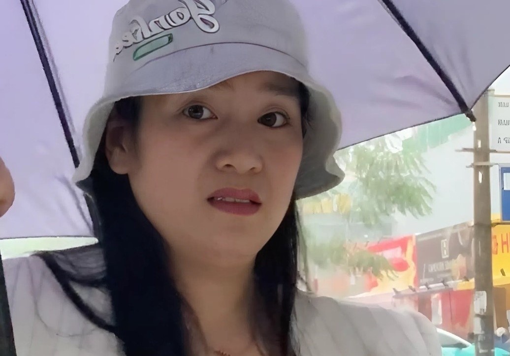 MC Thanh Mai mac ket tren pho ngap nang o Ha Noi hinh anh