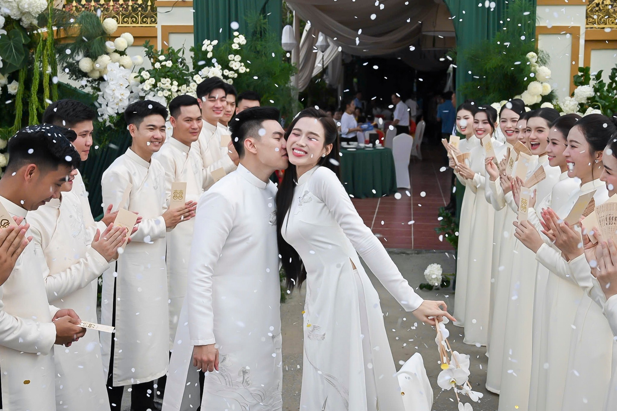 Hinh anh le an hoi cua Do Thi Ha va thieu gia Tap doan Son Hai hinh anh