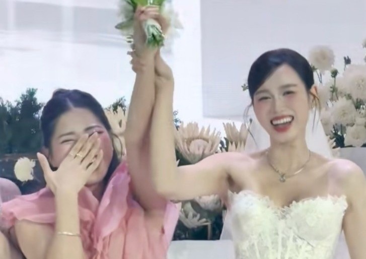 Co gai bat duoc hoa cuoi cua Do Thi Ha hinh anh