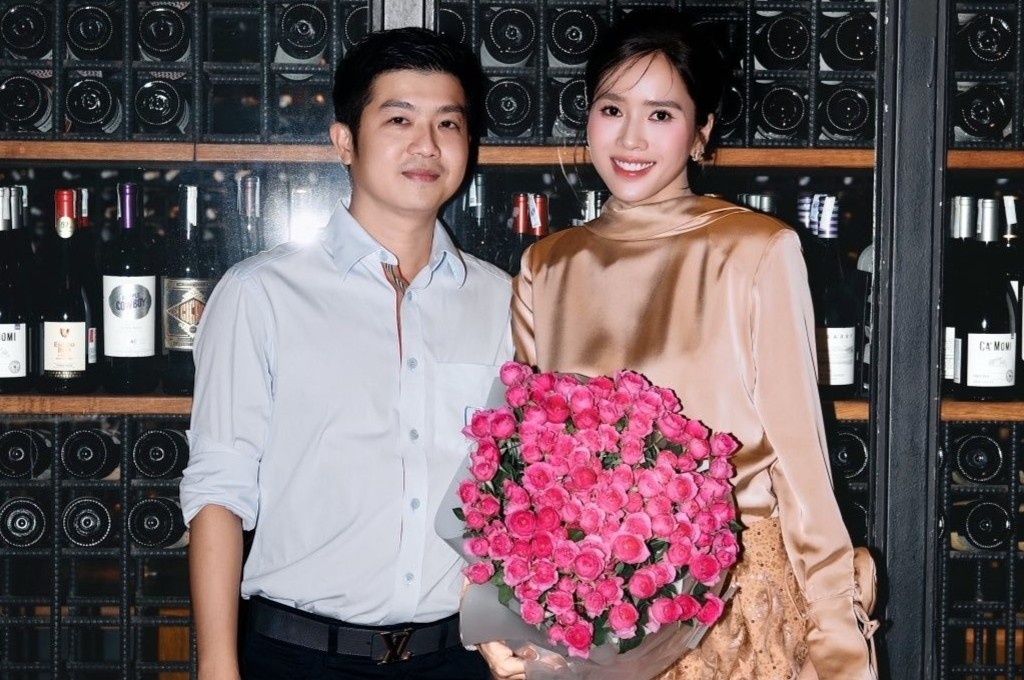 Hinh anh Bella Mai ben doanh nhan Buu Loc hinh anh