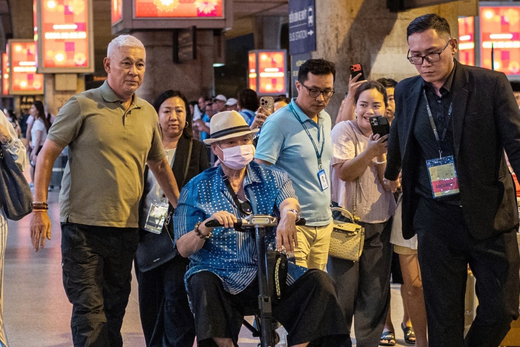 Hong Kim Bao ngoi xe lan, duoc ve si diu do khi toi TP.HCM hinh anh