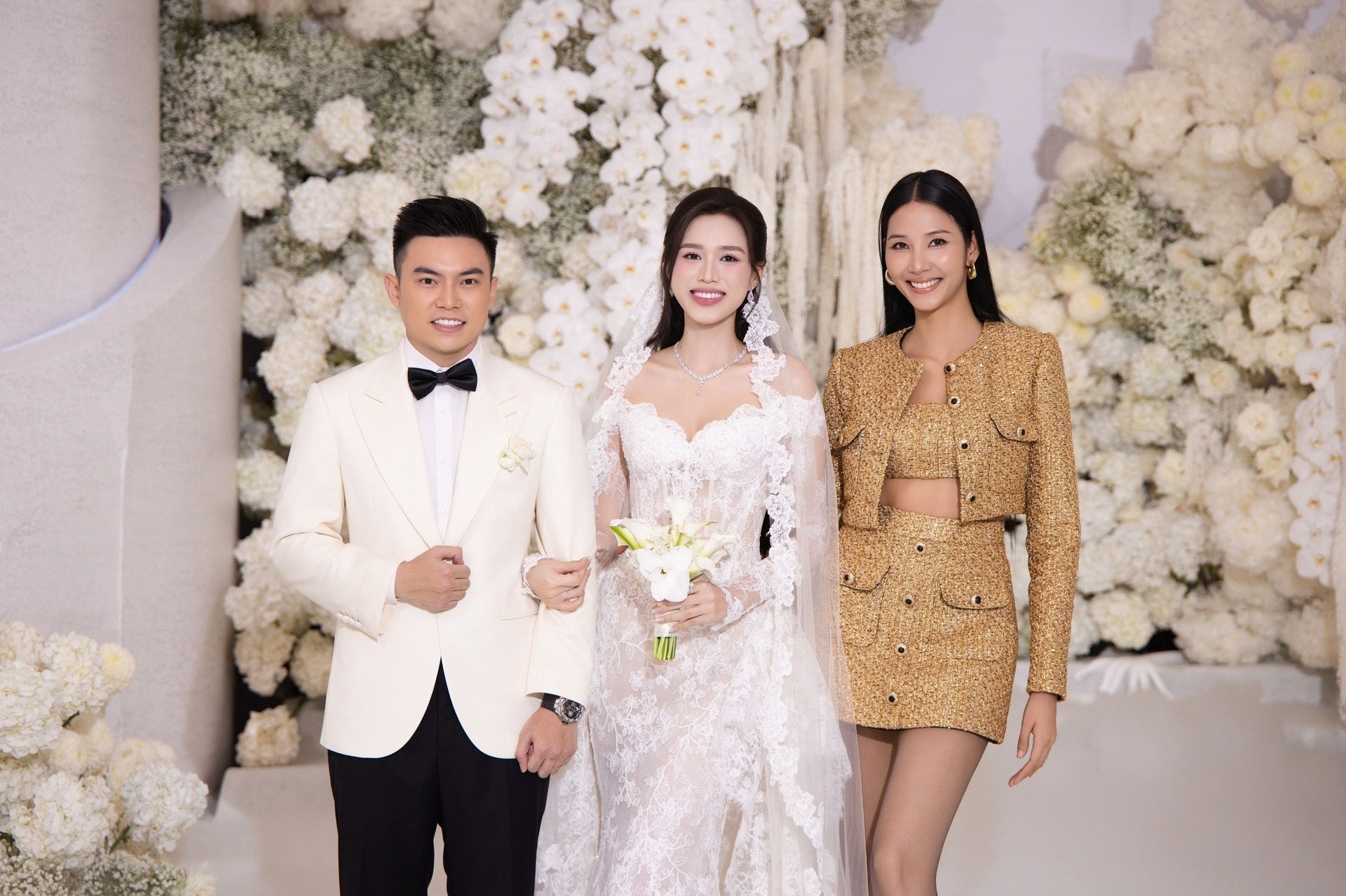 Hoàng Thùy là người bắt trúng hoa cưới từ Đỗ Thị Hà.