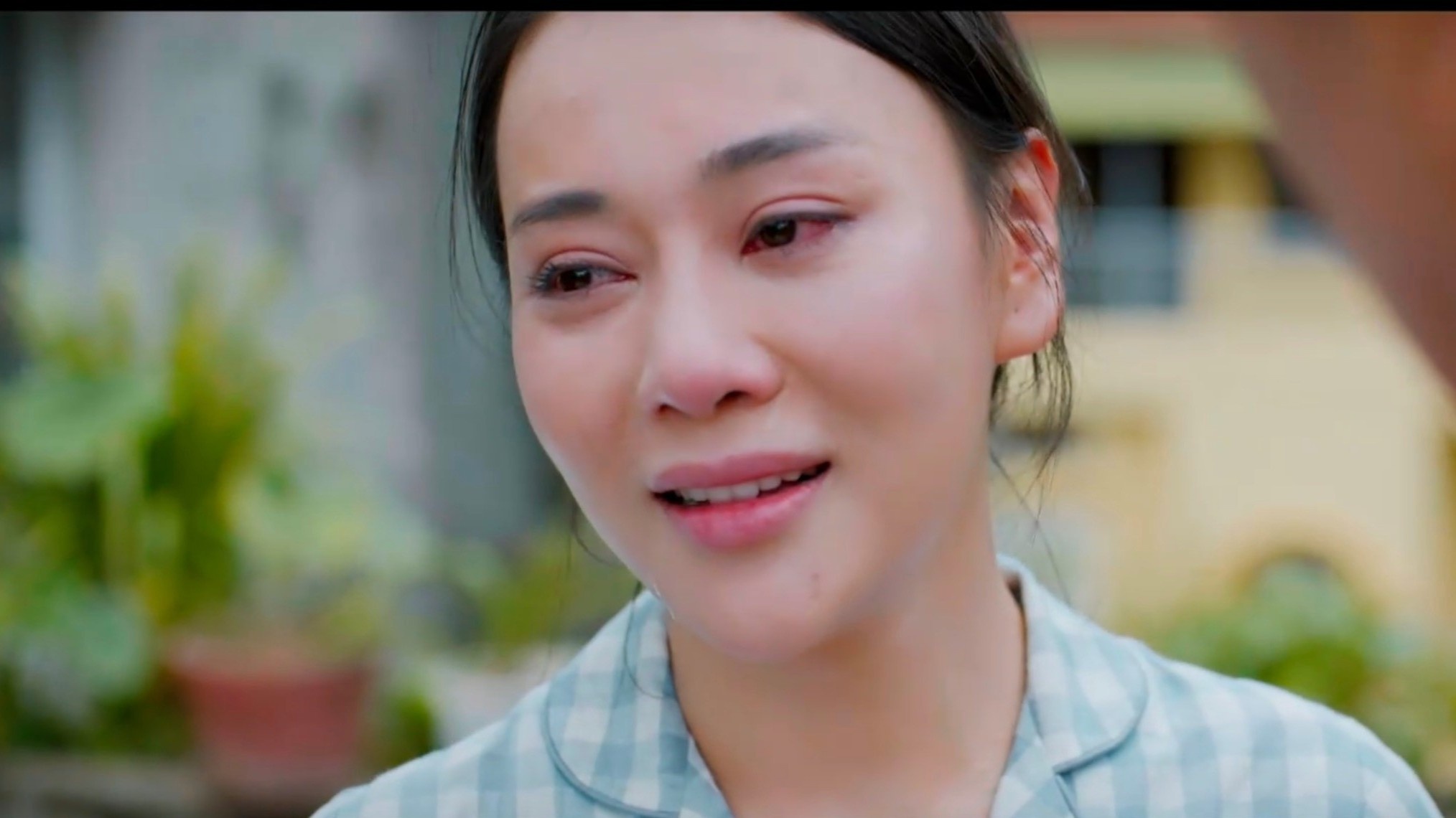 Phuong Oanh lay nuoc mat khan gia hinh anh