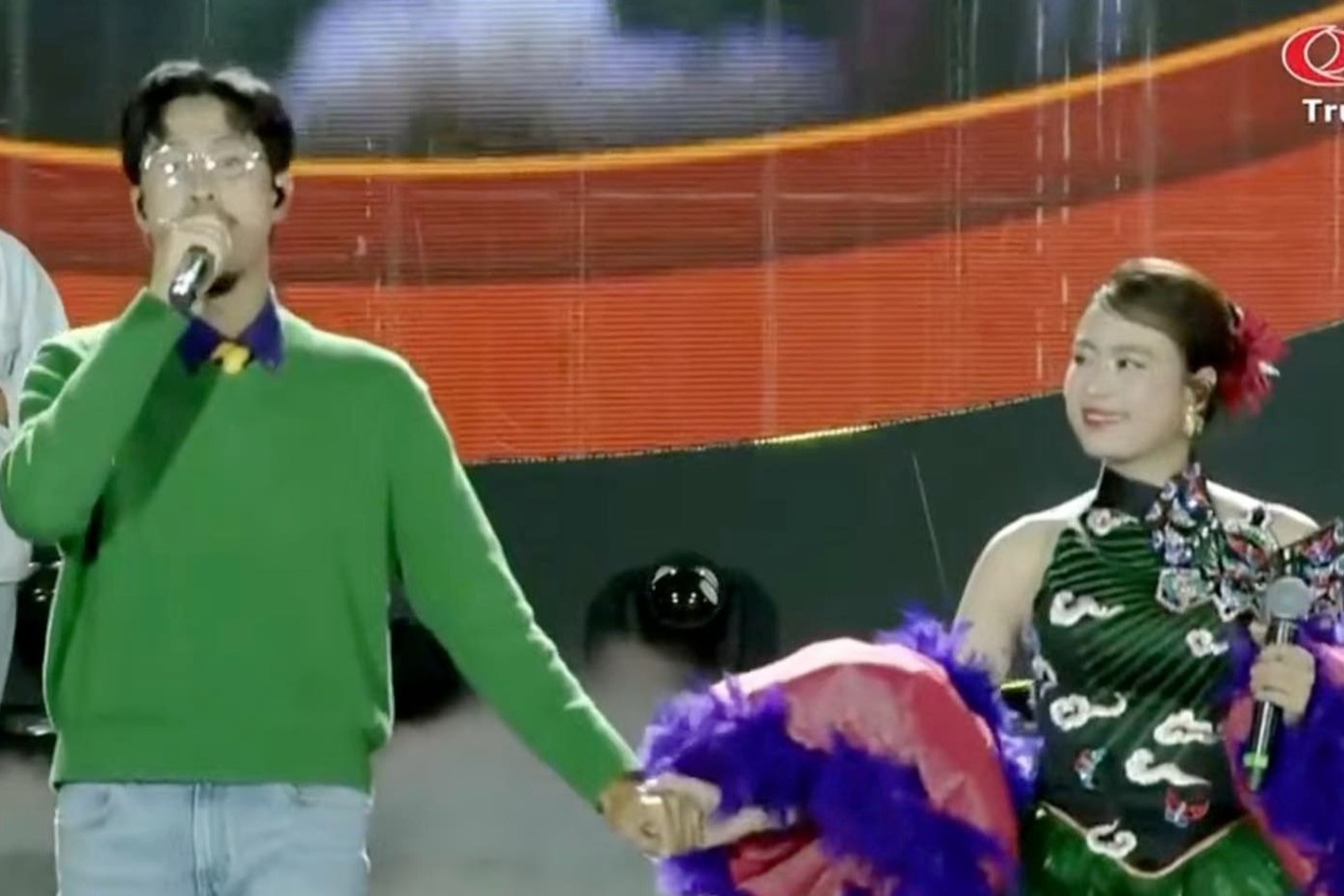 Hinh anh Den Vau nam tay Hoang Thuy Linh gay sot hinh anh