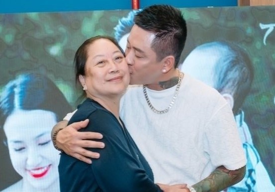 Nghe si chia buon khi me Tuan Hung qua doi hinh anh