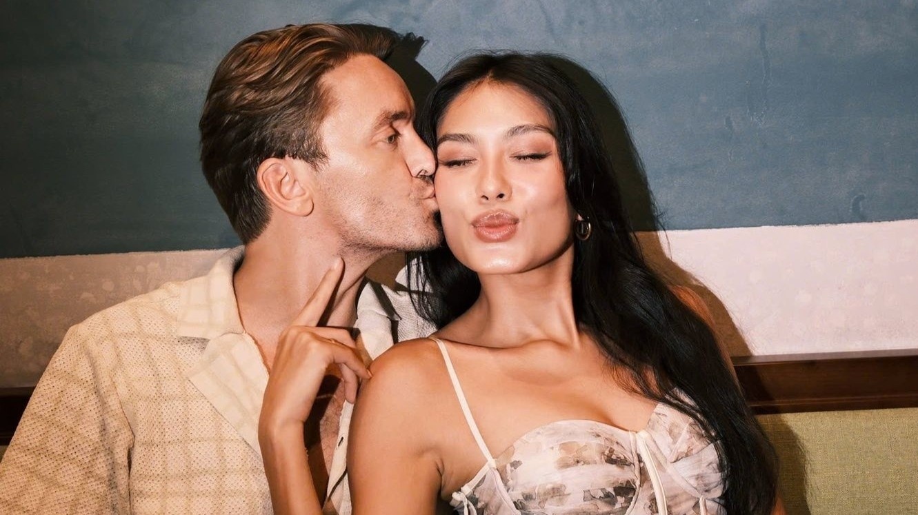 Thao Nhi Le ben ban trai Phap hinh anh