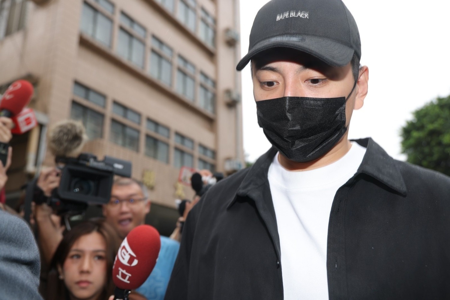 Nguoi khien 18 nghe si TQ bi bat hinh anh